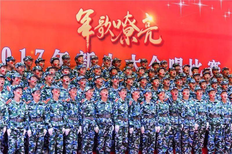 救援秀气的男孩